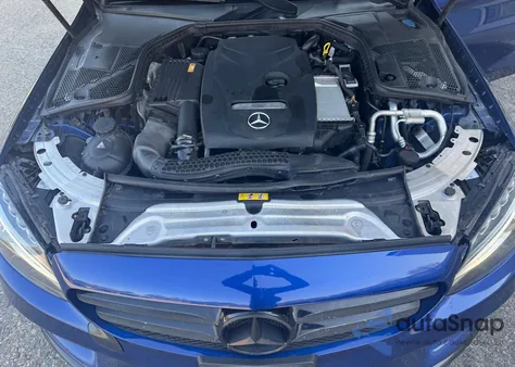 2017 Mercedes-Benz C 300 4Matic z USA, uszkodzony, nr VIN 55SWF4KB2HU206186